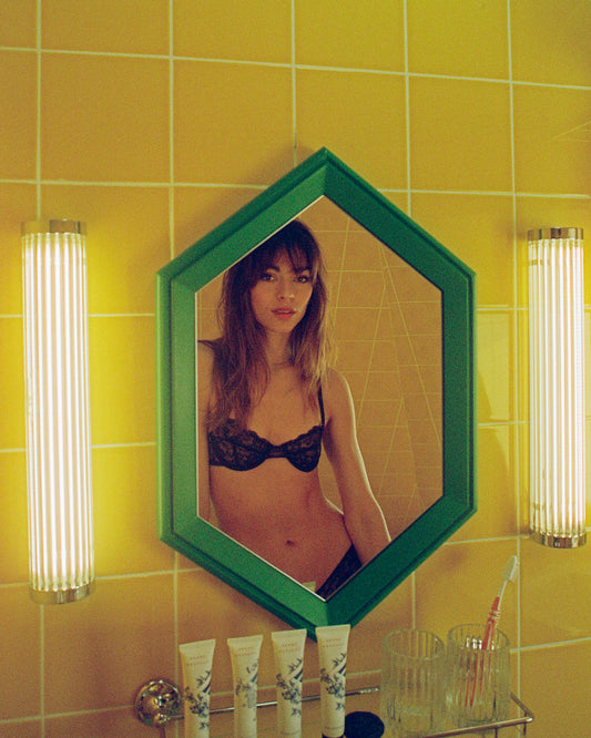 femmes avec une petite poitrine et un soutien-gorge à armatures en dentelle noire dans une salle de bain